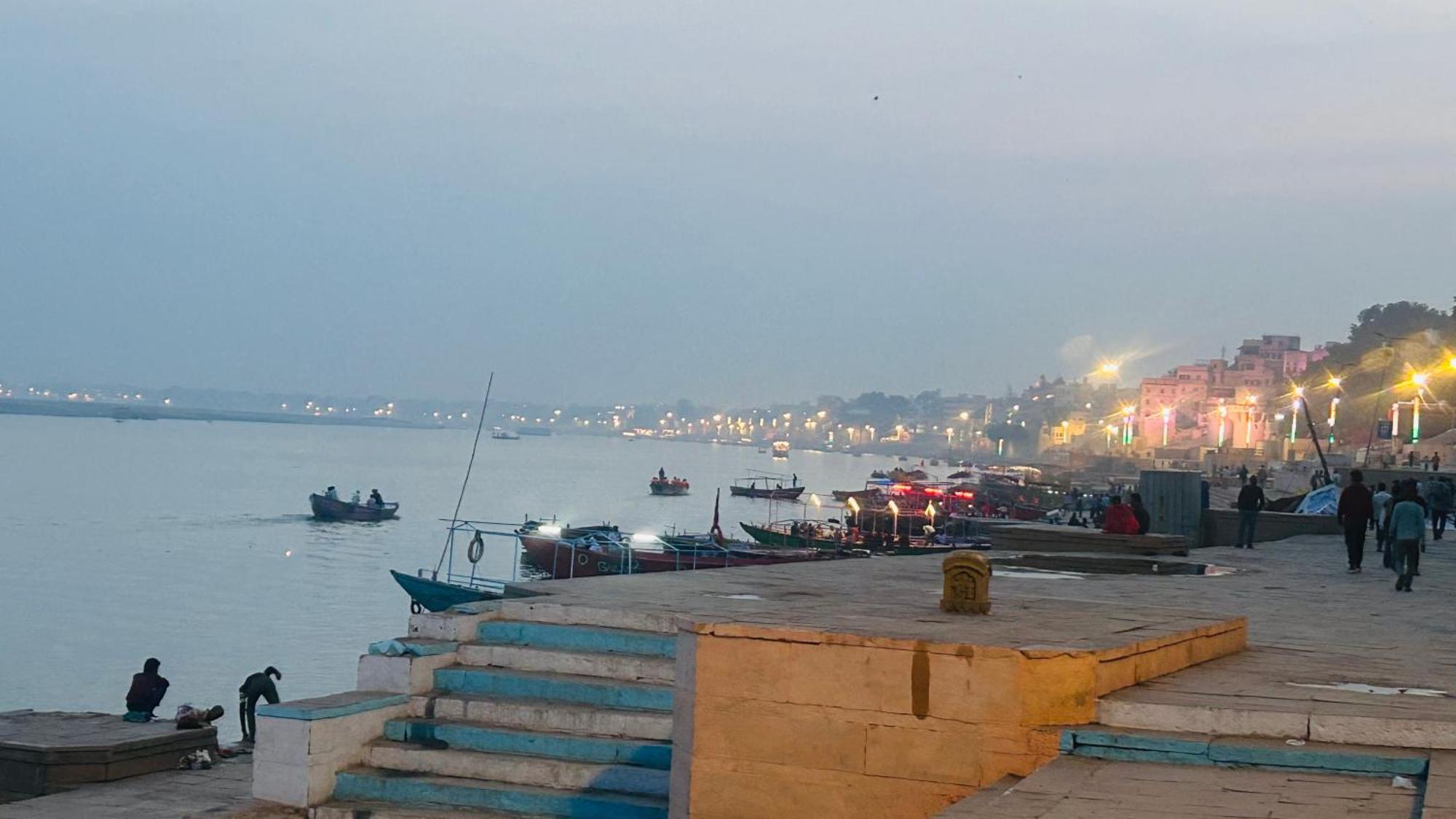 Lodge Tandon On The Ganga Ghat *