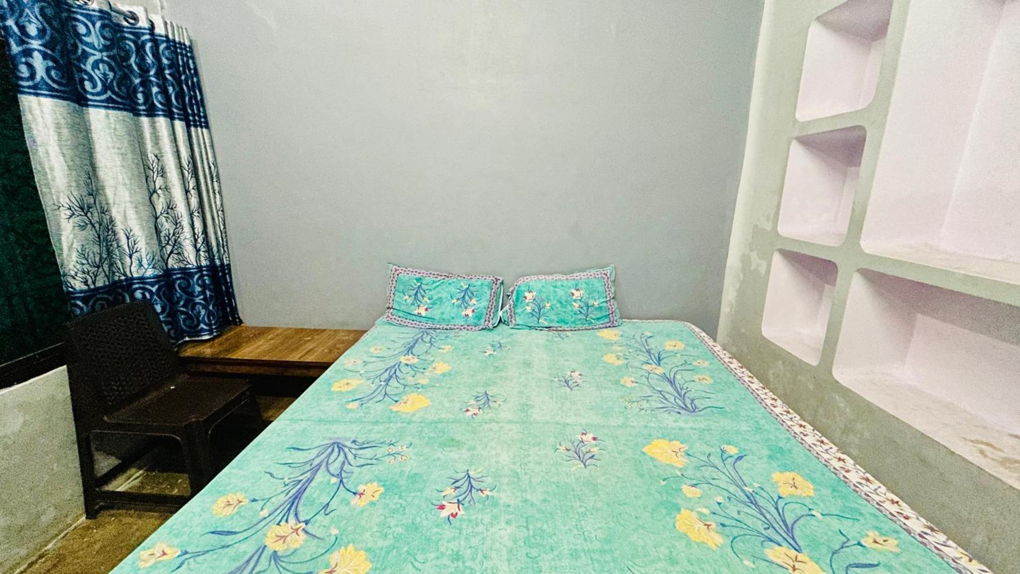 Lodge Tandon On The Ganga Ghat